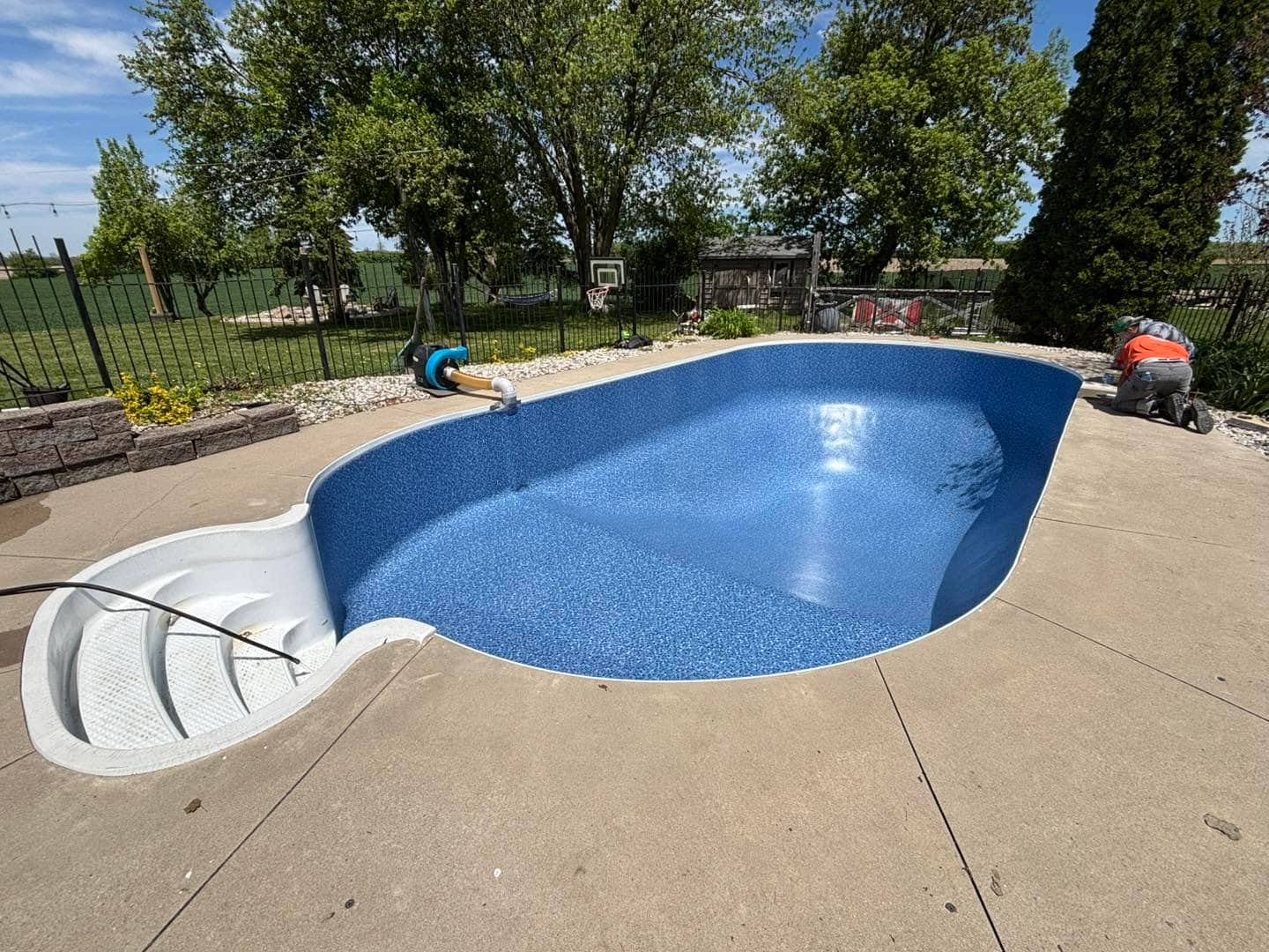 Freeform vinyl liner pool with curved entry steps